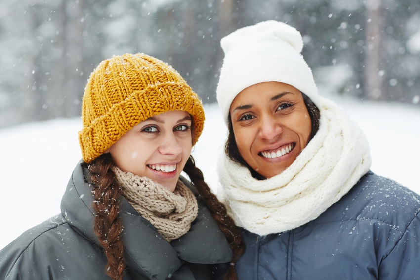 Zwei Frauen im Schnee 