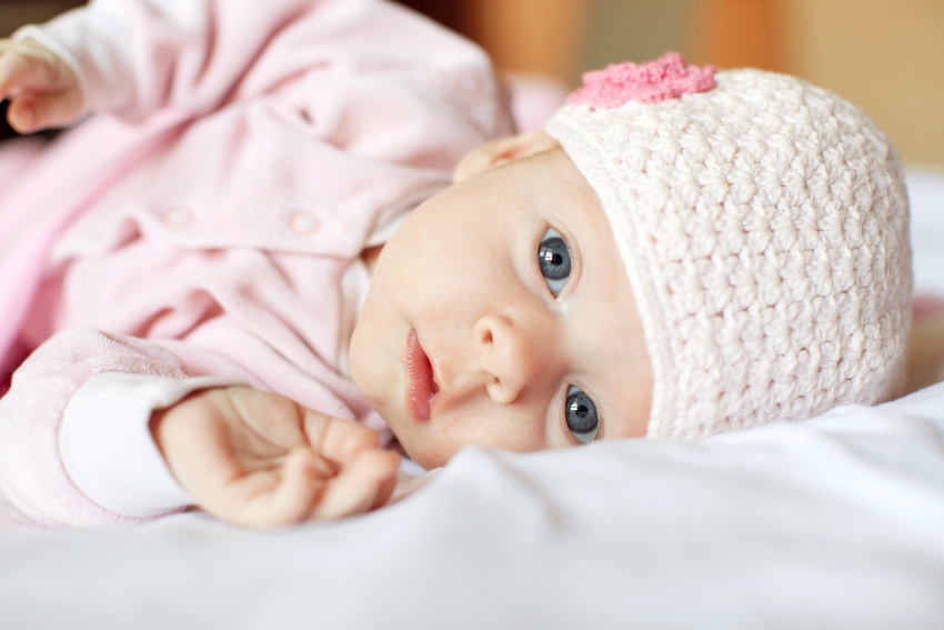 Eine Babymütze aus Baumwollgarn