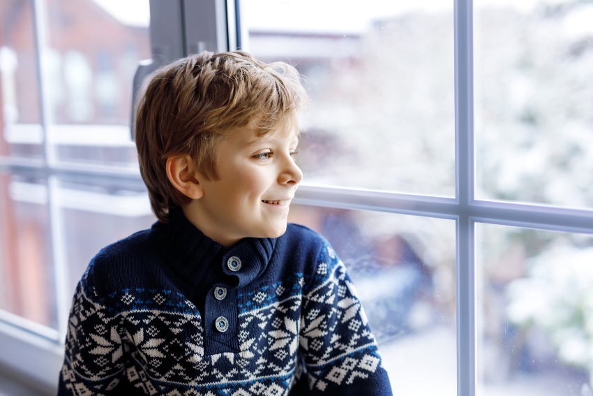Junge im blau-weißen Norweger-Pullover