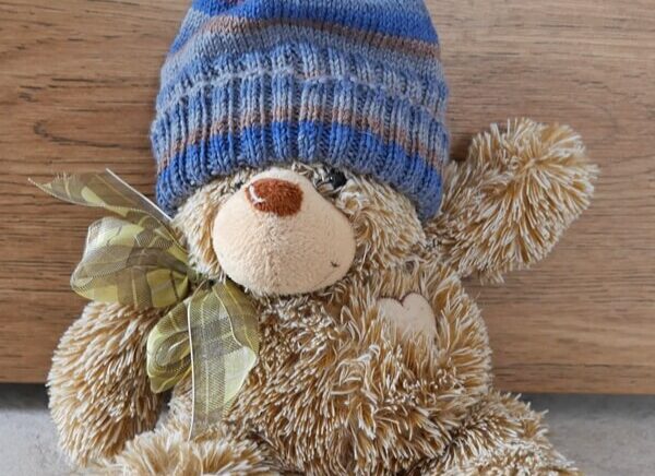 teddy mit gestrickter Babymütze